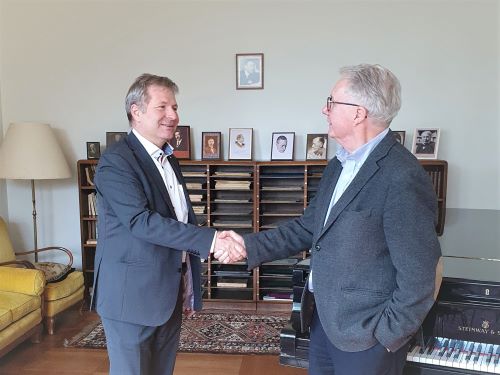 Regierungsrat Marcel Schwerzmann und Urs Ziswiler, Präsiden der Rachmaninoff-Stiftung geben sich die Hand auf eine gute Zusammenarbeit. 
