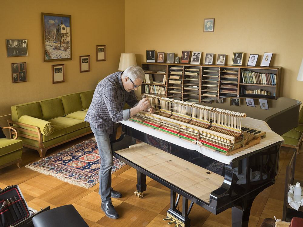 2023: Eröffnung nach Restaurierung/Renovierung - Villa Senar, Erdgeschoss, Christian Graf intoniert im Studio den Flügel (01), Bild: Kantonale Denkmalpflege/ Priska Ketterer