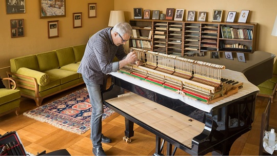 2023: Eröffnung nach Restaurierung/Renovierung - Villa Senar, Erdgeschoss, Christian Graf intoniert im Studio den Flügel (01), Bild: Kantonale Denkmalpflege/ Priska Ketterer