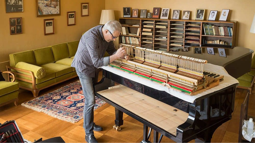 2023: Eröffnung nach Restaurierung/Renovierung - Villa Senar, Erdgeschoss, Christian Graf intoniert im Studio den Flügel (01), Bild: Kantonale Denkmalpflege/ Priska Ketterer