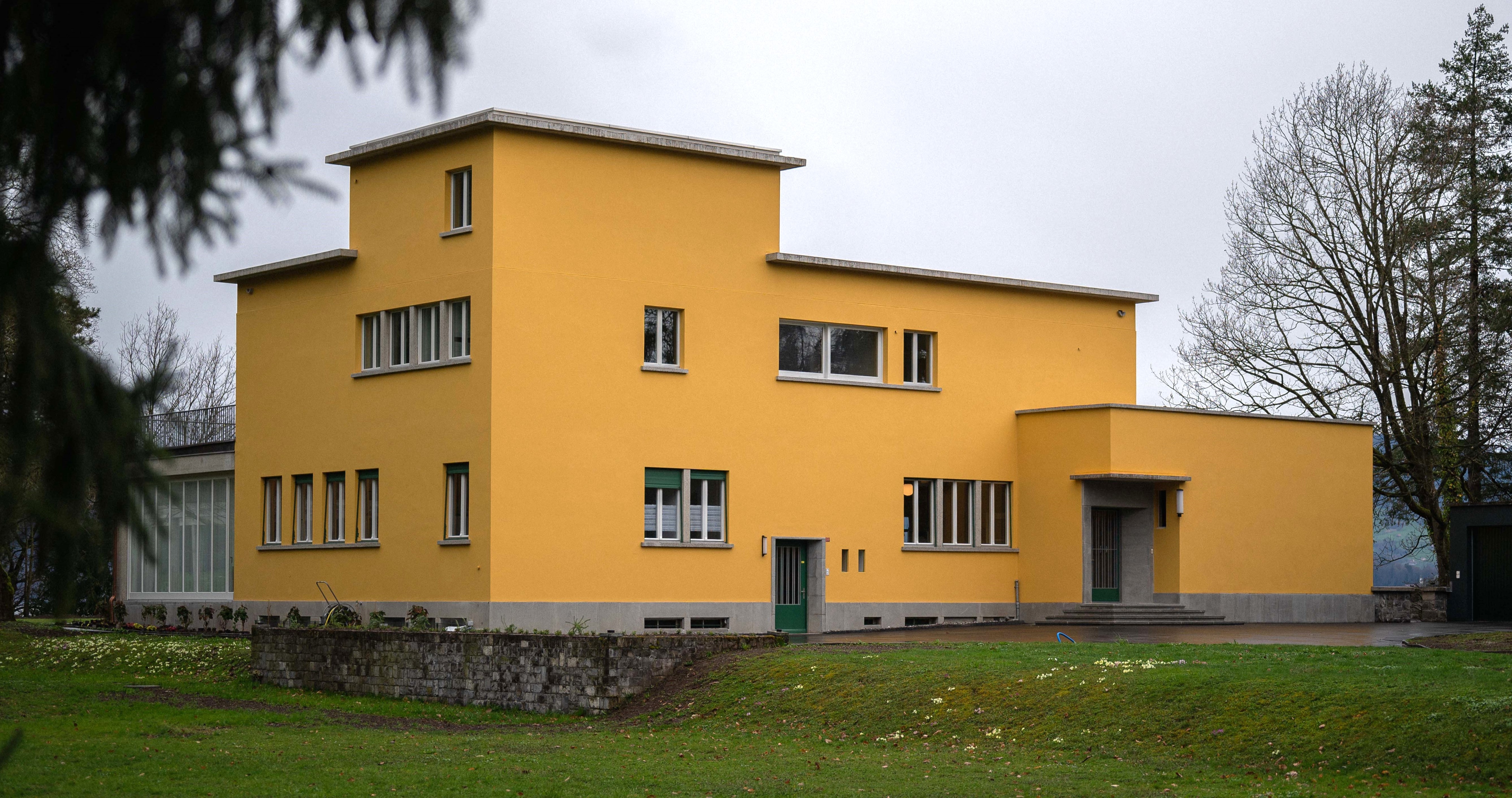 Villa Senar Hauptfassade und Eingang, Foto Yannik Röösli, 2023