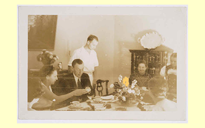 Archivbild der Familie Rachmaninoff  mit Gästen in der Villa Senar, Halbinsel Hertenstein. Quelle: Staatsarchiv Luzern, ca. 1934 - ca. 1939; Staatsarchiv Luzern, Signatur FDC 132/5896a